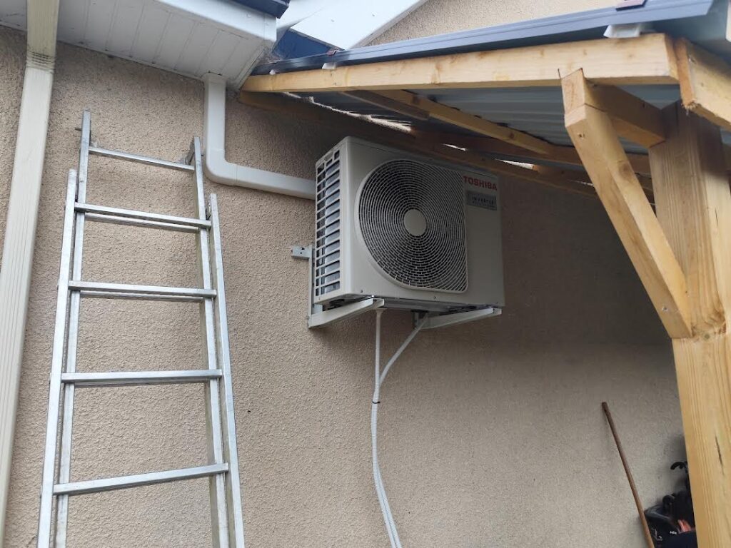 instalation du groupe extérieur sur equerres au mur