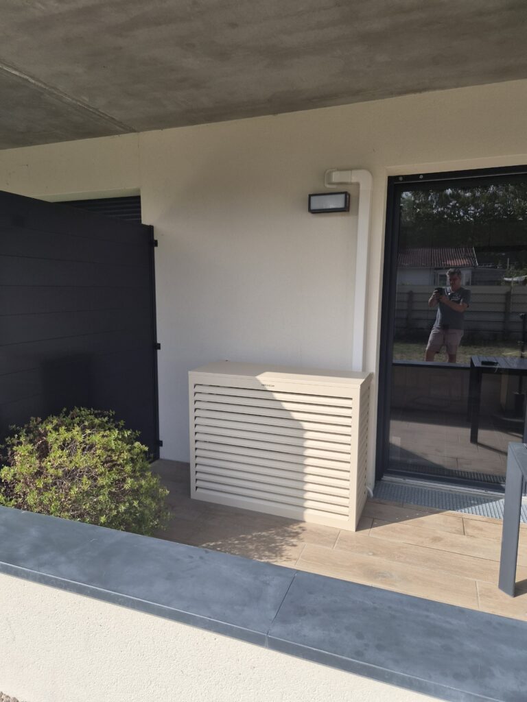 pac air air daikin avec cache unité extérieure